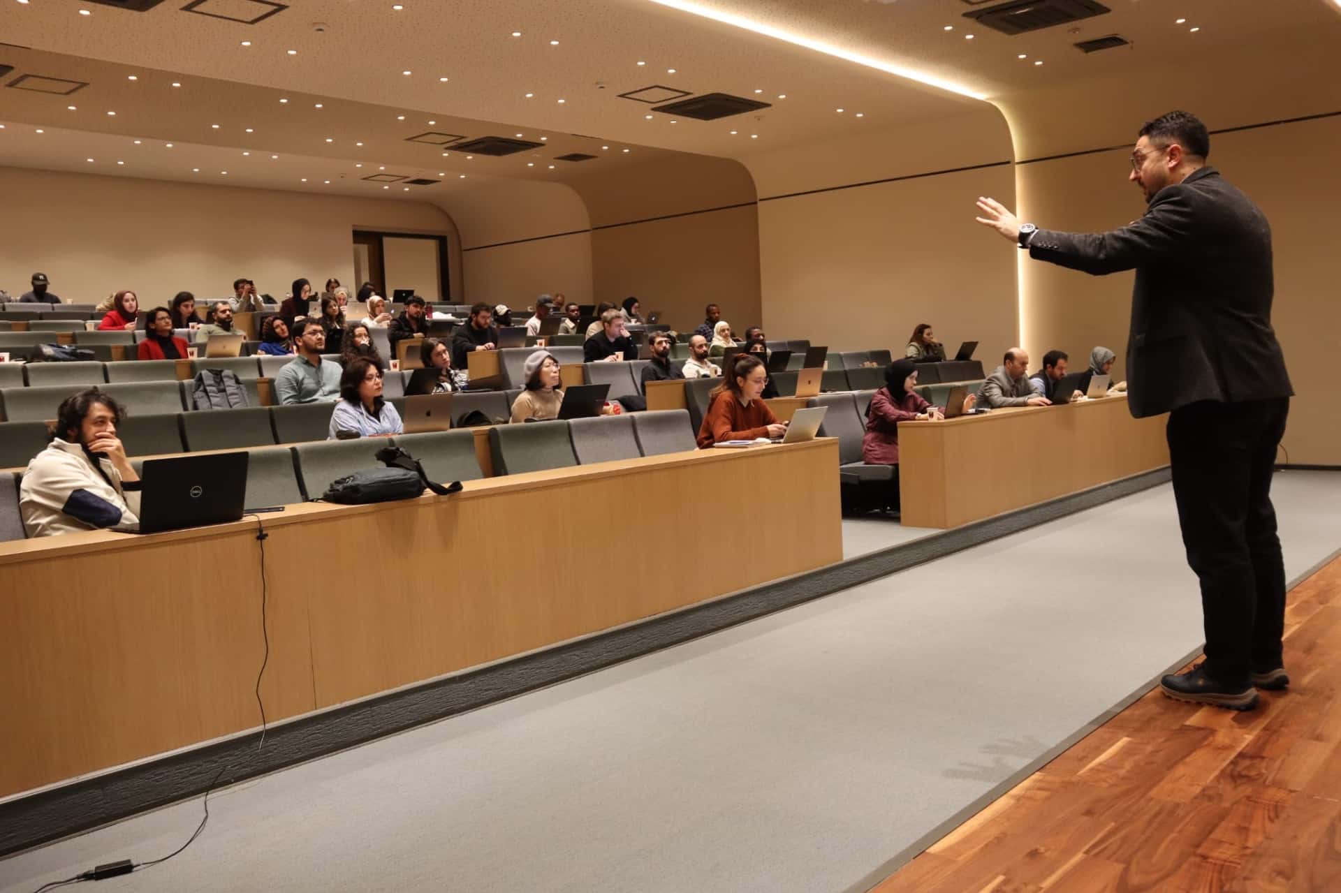 Üniversitemiz Mensuplarından ChatGPT ve Gemini Destekli Bibliyometrik Analizi Eğitimine Yoğun İlgi