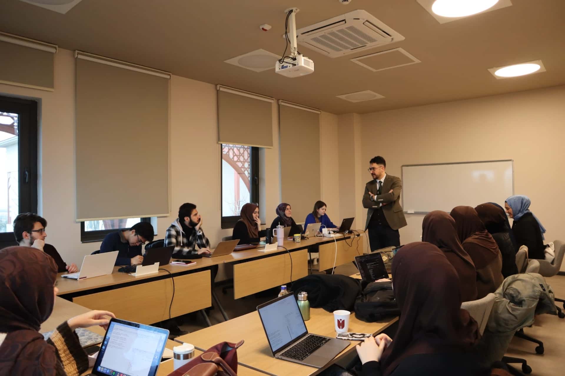 Üniversitemiz Bölümlerine Yönelik Eğitimlerimiz Devam Ediyor