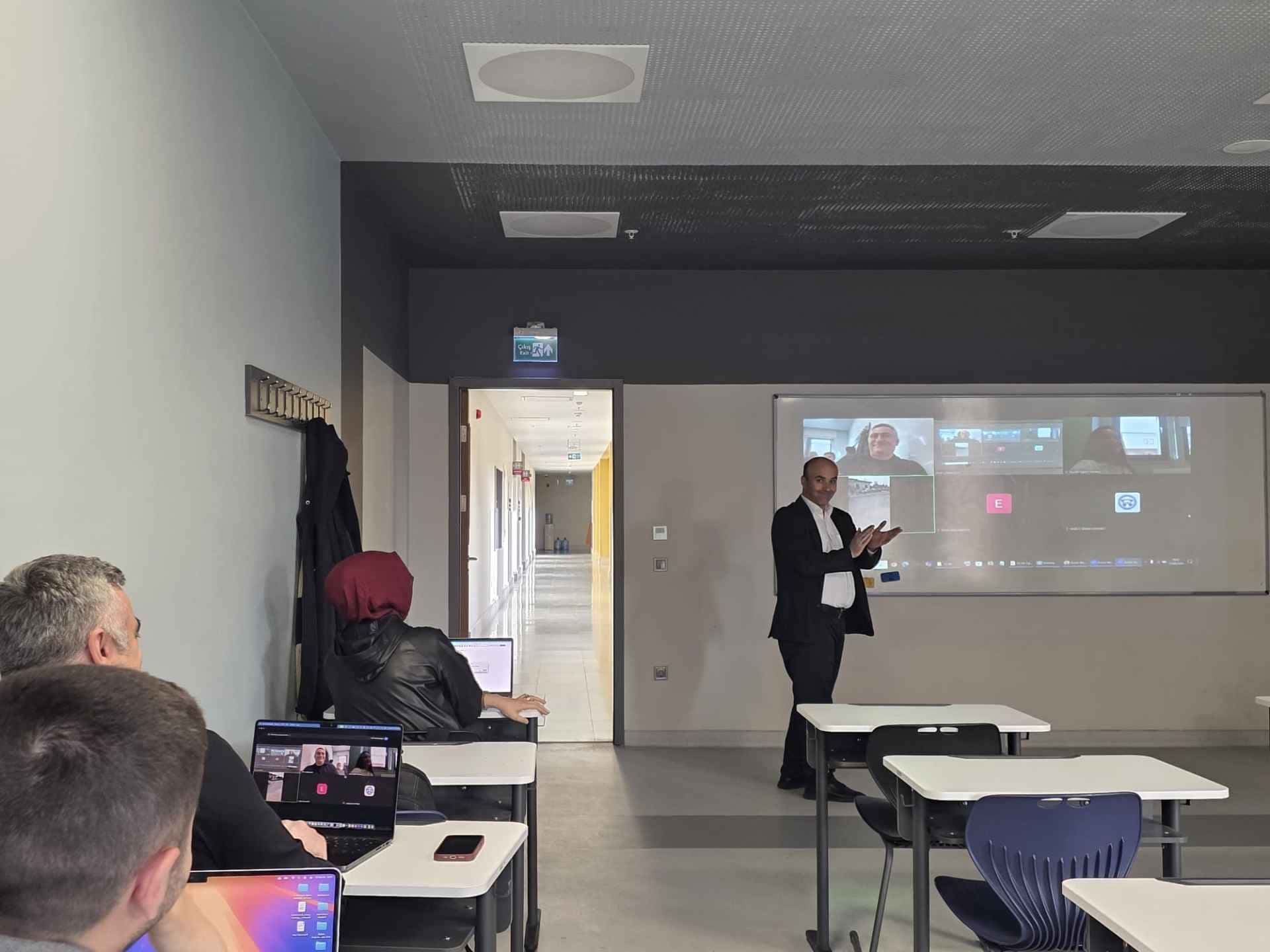 Eğitim Teknolojilerinde Öncü Adım: CILT-AI Koordinasyonunda HyFlex Sınıf Deneyimi